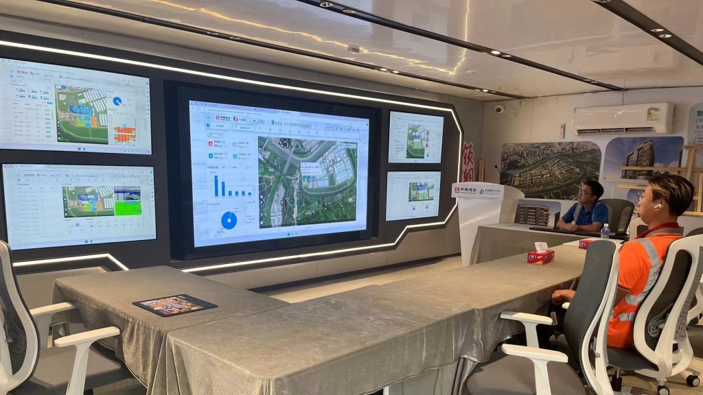 地盤工作人員通過C-SMART數字化系統,實時掌握施工情況。